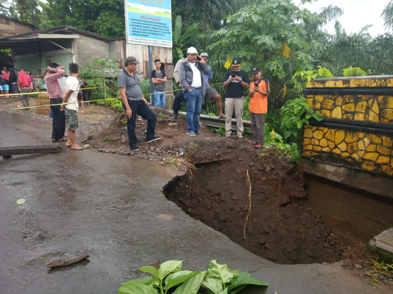 Bupati Bengkulu Utara Tinjau Jalan dan Jembatan Ambles