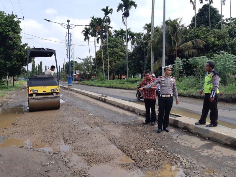 Polres Bengkulu Utara Tambal Jalan Rusak