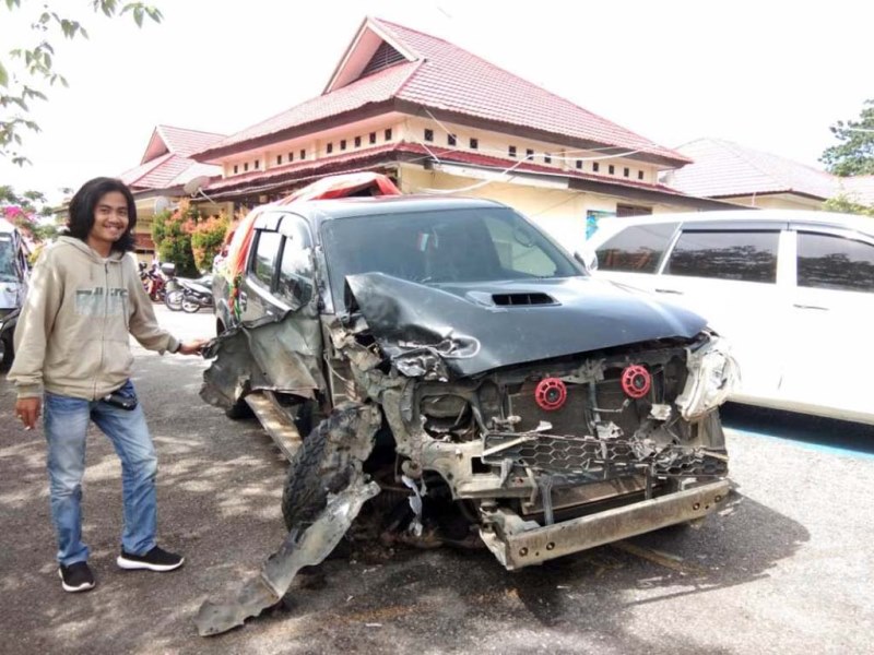 Adu Kambing, Hilux dan Carry Hancur