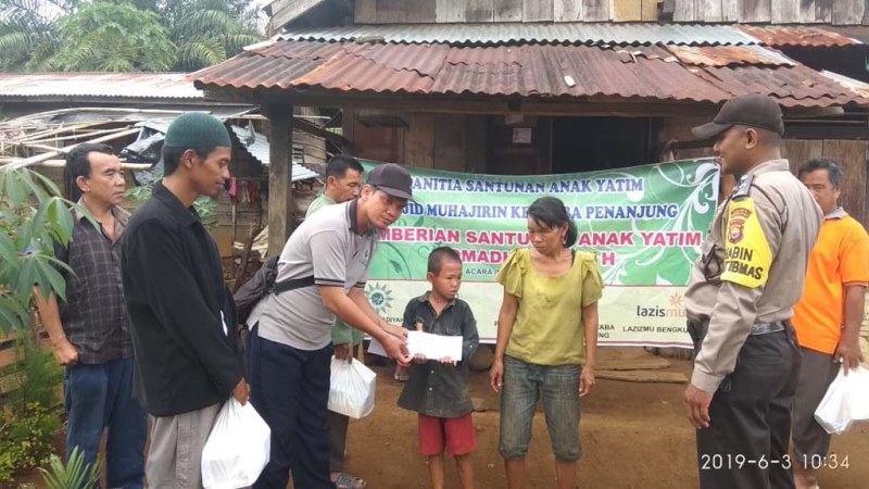 100 Anak Yatim Diberi Santunan