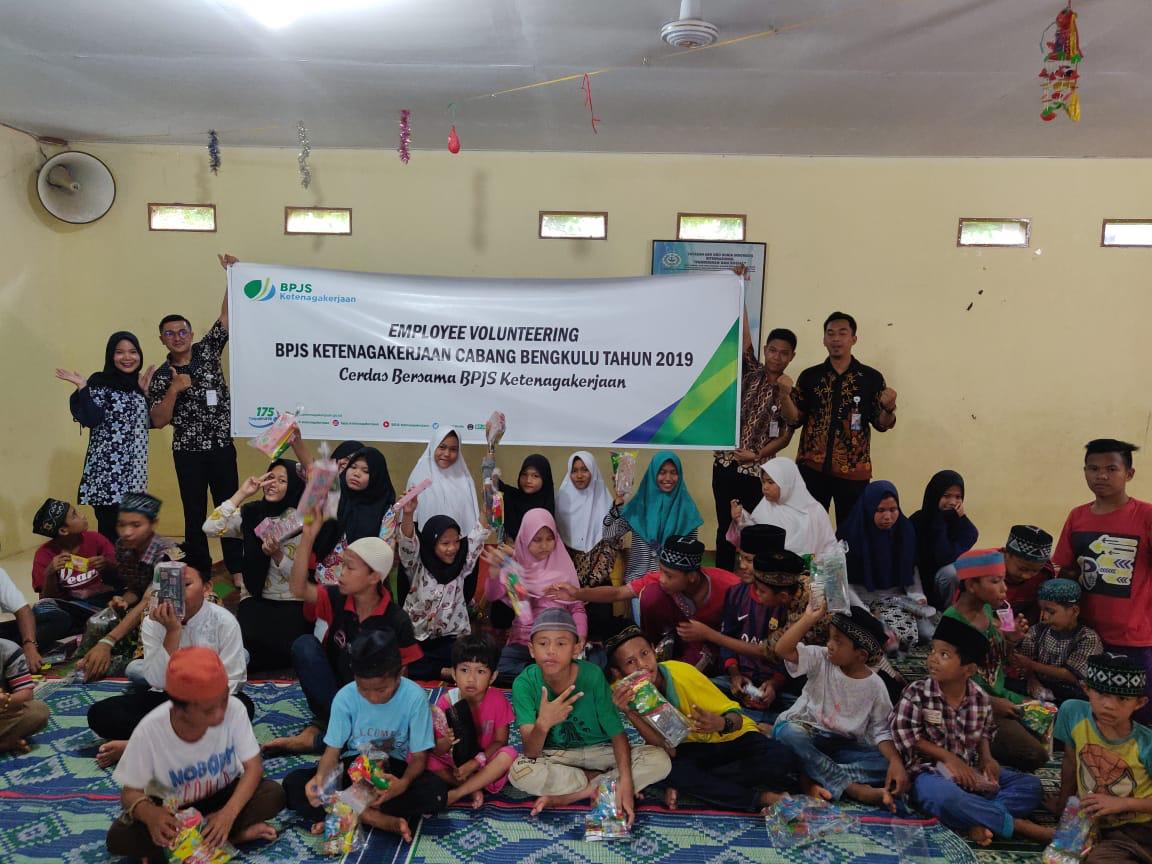 BPJSTK Bengkulu Gelar Employee Volunteering Cerdas Bersama Anak Yatim
