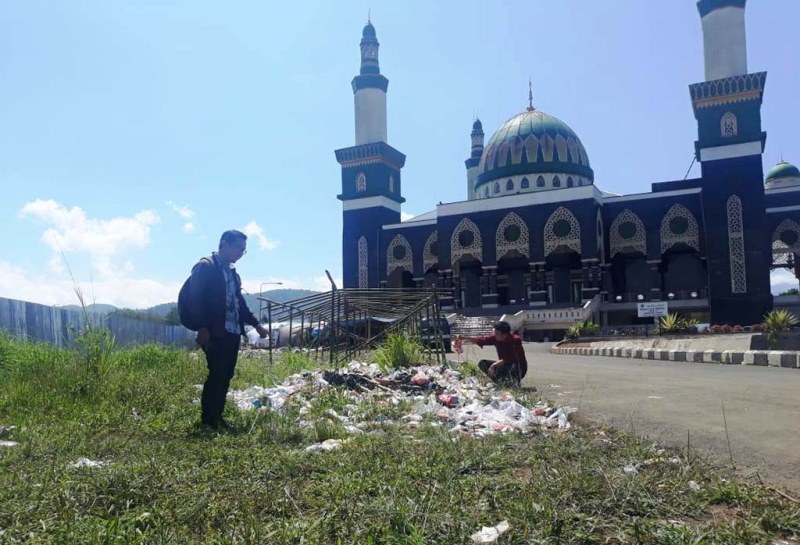 Sampah Menumpuk di Objek Wisata