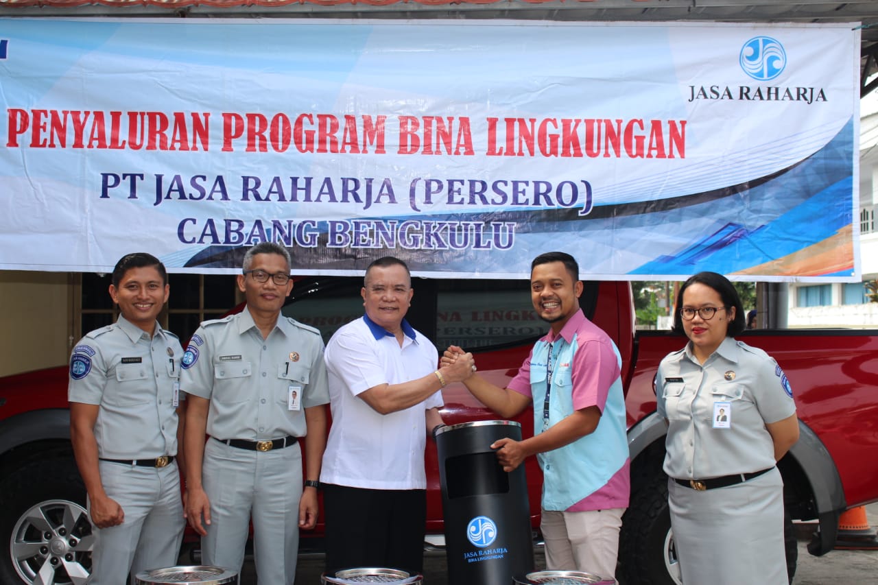 Peduli Kebersihan, Jasa Raharja Cabang Bengkulu Sumbang 18 Tong Sampah