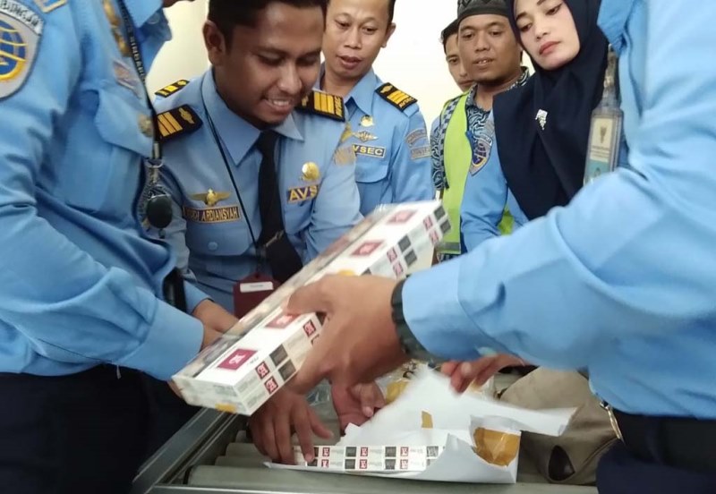 Koper CJH Berisi Dua Slop Rokok dan Kipas Angin