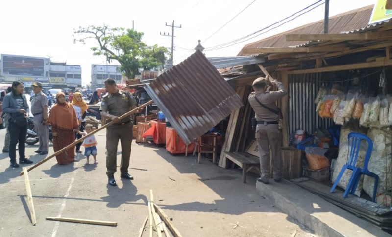 Pol PP Bongkar Lapak Pedagang