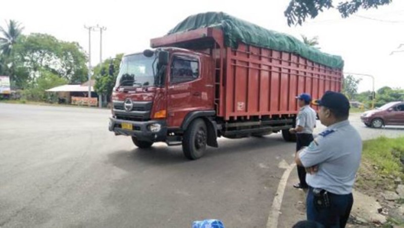 Banyak Truk Over Kapasitas Masuk Kota