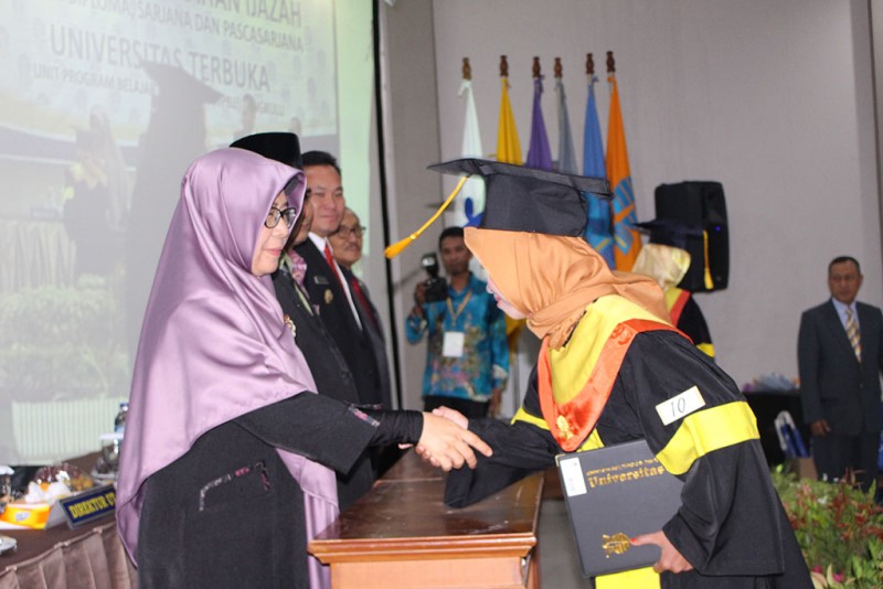 400 Mahasiswa UT Diwisuda