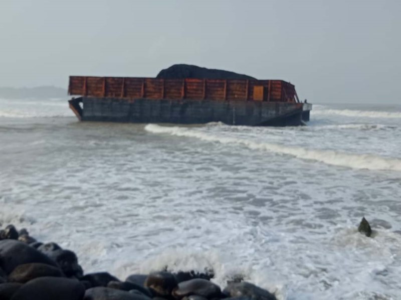 Kapal Tongkang Terdampar di Serangai