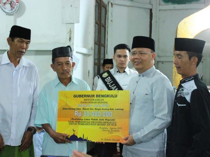 Gubernur Bantu Rp 100 Juta Bangun Masjid di Lebong