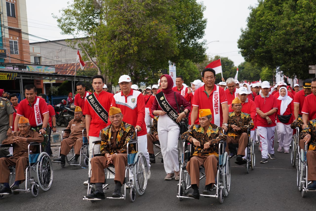 Tangis Haru Veteran Warnai Kirab Merah Putih HUT RI ke-74 di Bengkulu