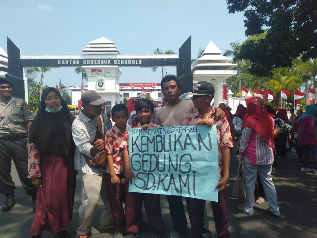 Siswa Jatuh dari Bis Hingga Fasilitas Bis Tak Ada Lagi