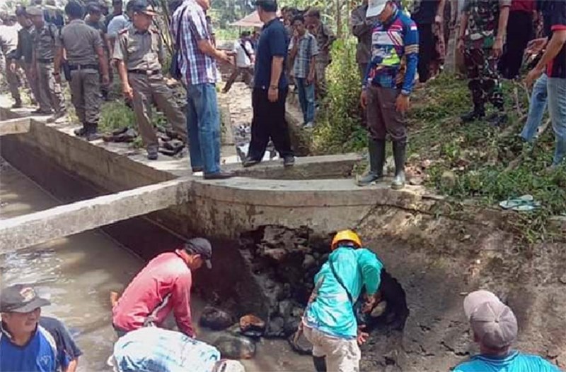 Gotong-Royong Perbaiki Irigasi