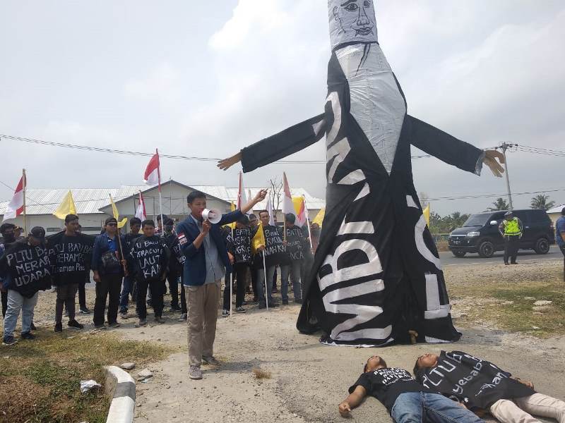 Mahasiwa Kawal Sidang PLTU Teluk Sepang