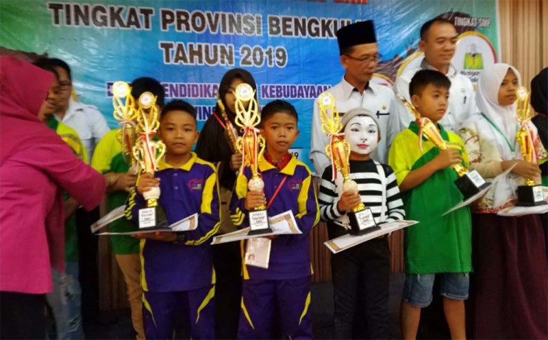 Dua Siswa SDN 17 Juara FLS2N