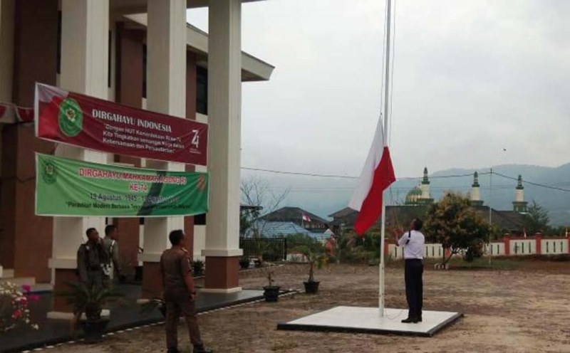 PN Tubei Pasang Bendera Terbalik