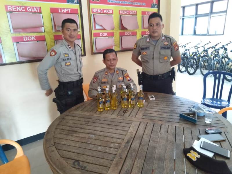 Gagal Ciduk Pasangan Mesum, Sita 11 Botol Miras