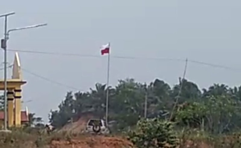 Bendera Terbalik, Salahkan Honorer