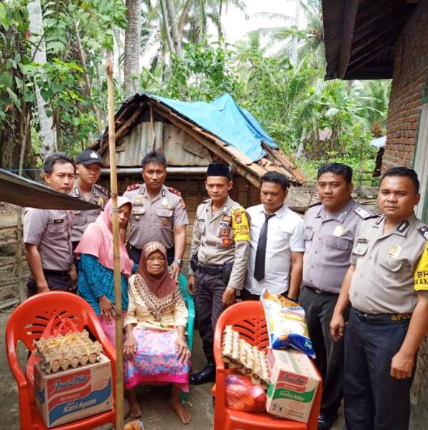 Polsek KU Bantu Dua Warga Kurang Mampu