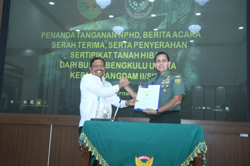 Bupati Mian Serahkan Sertifikat Hibah Ke Pangdam II/Sriwijaya