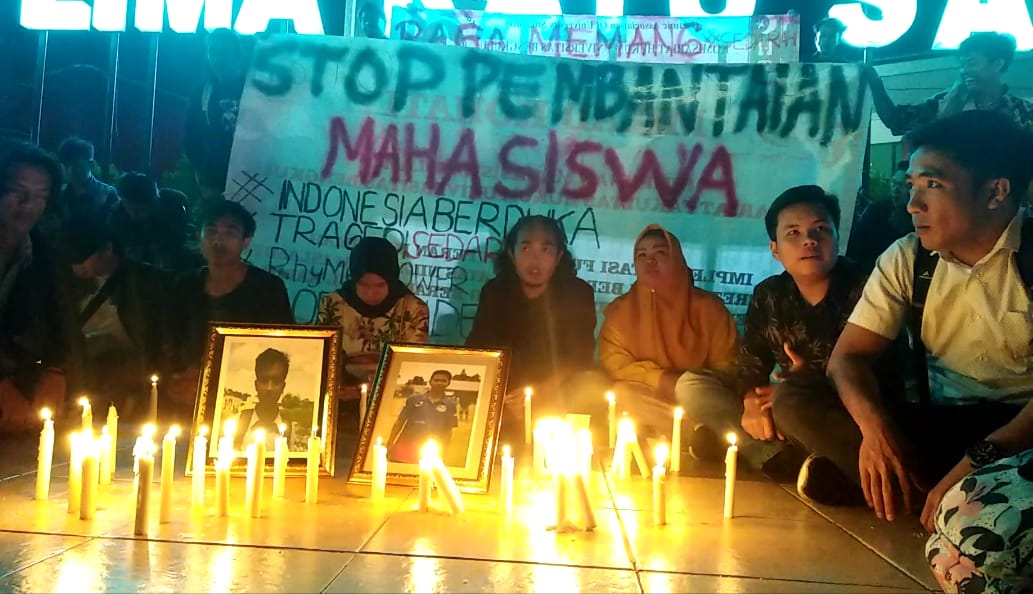 Mahasiswa dan Jurnalis di Bengkulu Nyalakan Lilin dan Tabur Bunga