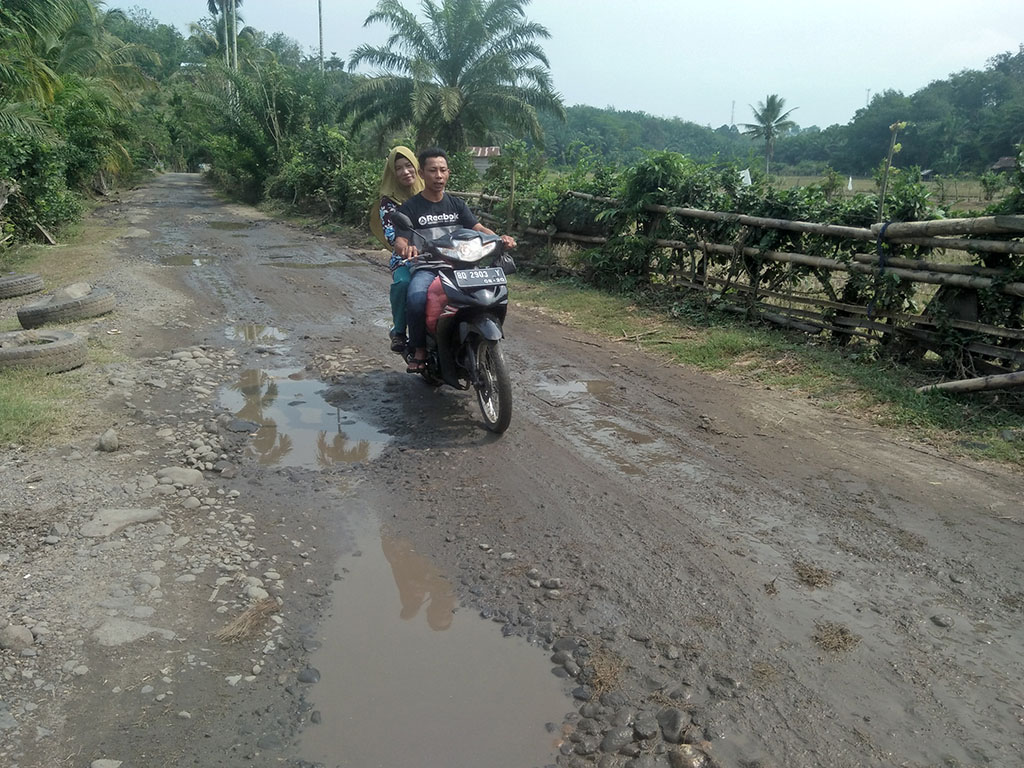 Jalan Penanding Rusak Parah