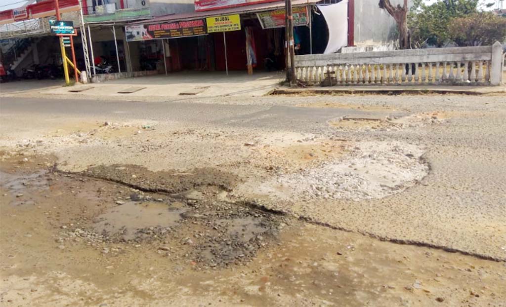 Jalan Sentiong Rusak Parah