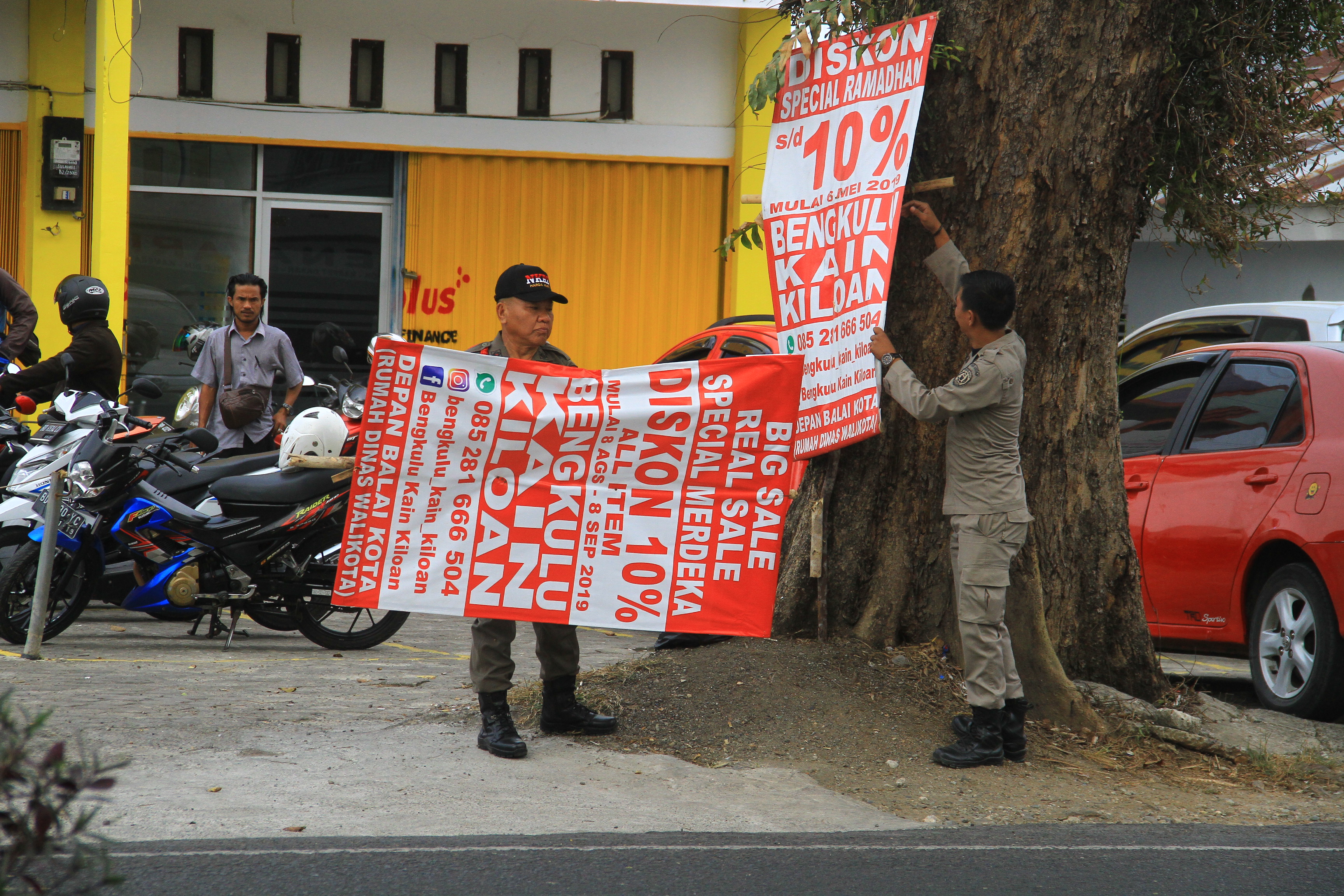 Satpol PP Bongkar Poster Ilegal