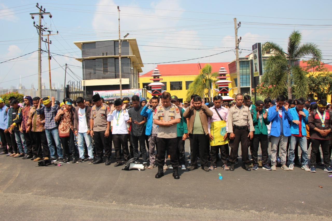 Kapolda Jadi Imam Salat Gaib Bersama Mahasiswa