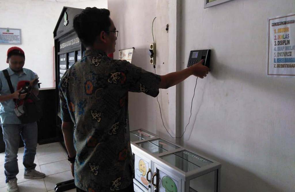 Absen Fingerprint Dilengkapi CCTV