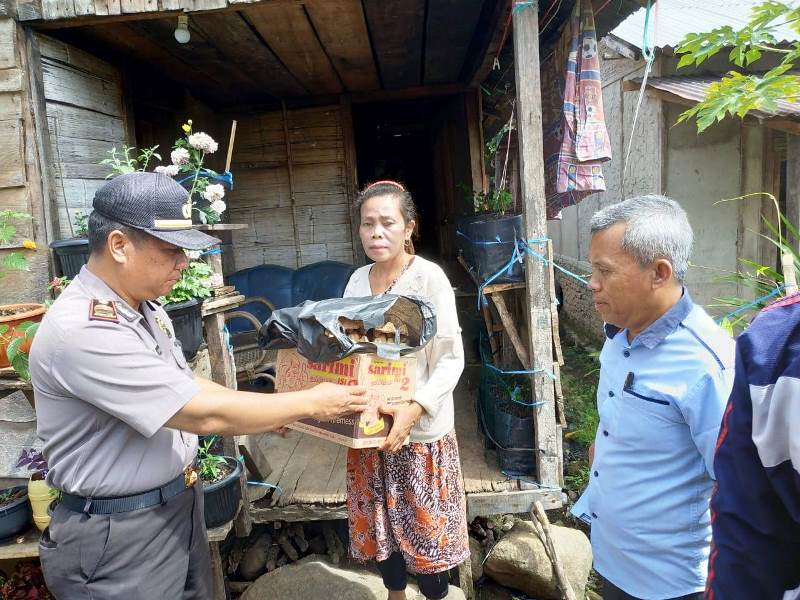 Polisi Bantu Warga Miskin