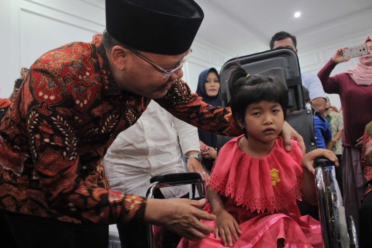 Gubernur Bengkulu Salurkan Alat Bantu Disabilitas