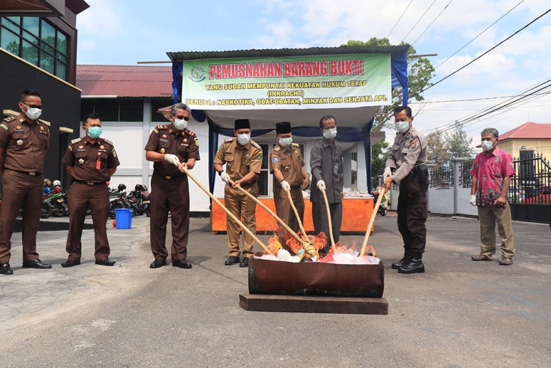 Kejari Musnahkan 4 Senpi Rakitan