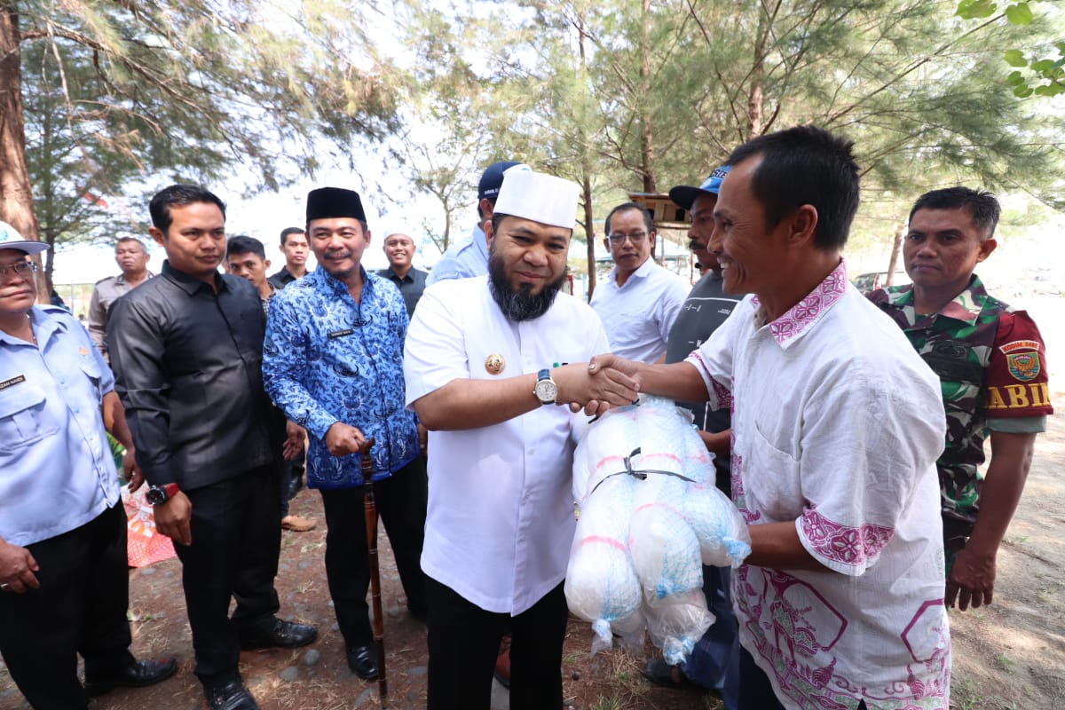 Pemkot Bengkulu Bagikan 8 Unit Kapal dan Alat Tangkap Ikan ke Nelayan