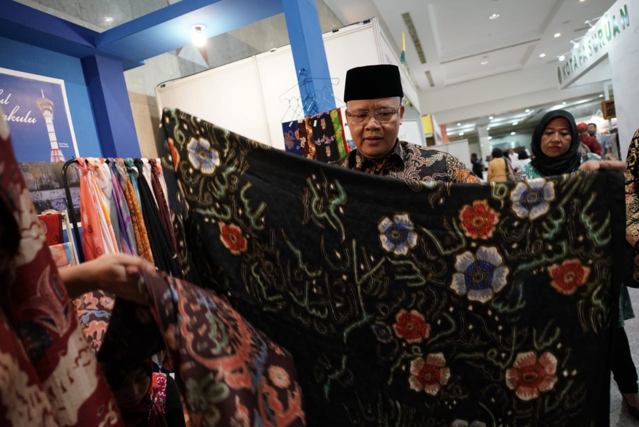 Pakai Batik Bentuk Kecintaan Seni dan Budaya Nusantara