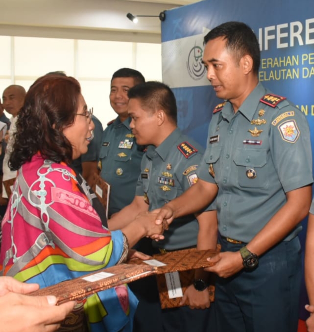 Danlanal Bengkulu Terima Penghargaan dari Menteri Kelautan dan Perikanan