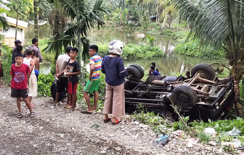 Mobil Truk Terbalik