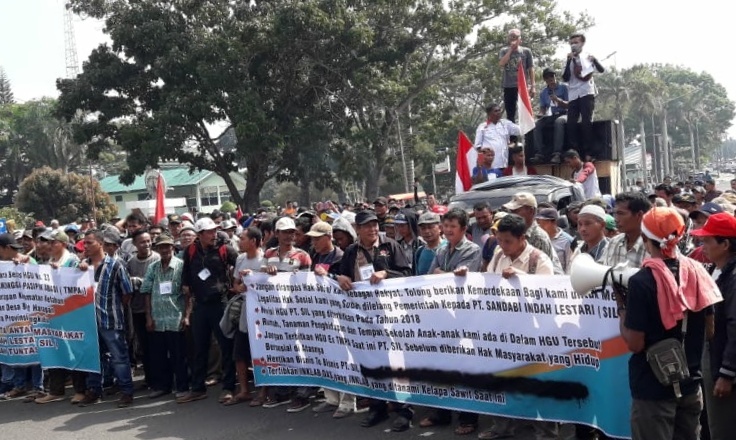 Warga 3 Desa Unjuk Rasa di Depan Kantor Gubernur Bengkulu