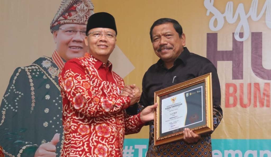 Bupati BU Terima Penghargaan Bengkulu Government Award 2019