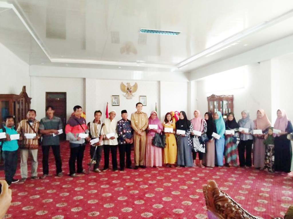 Bupati Gulirkan Bantuan UEP dan Bedah Rumah