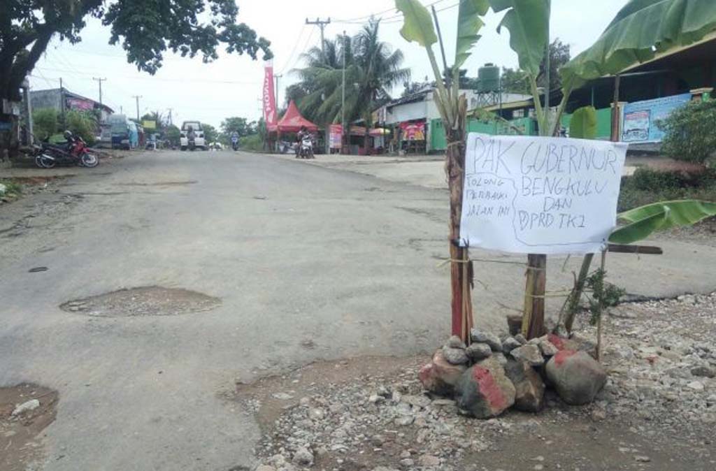 Warga Pekan Sabtu Tanam Pisang di Jalan