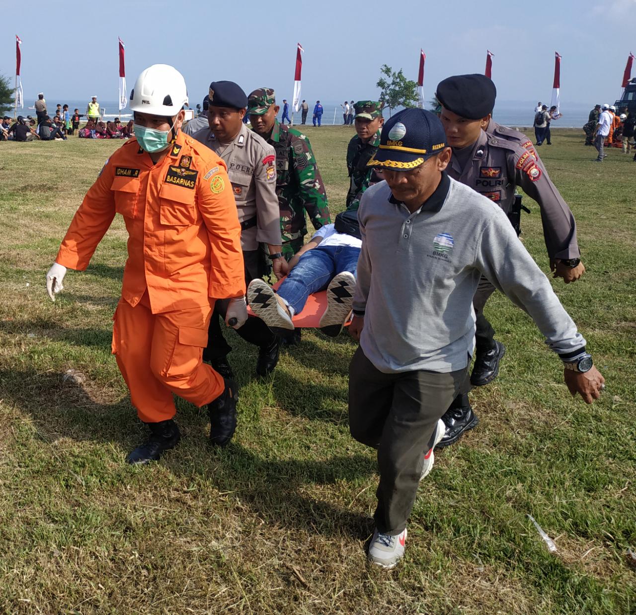 Puluhan Korban Gempa dan Tsunami Dievakuasi