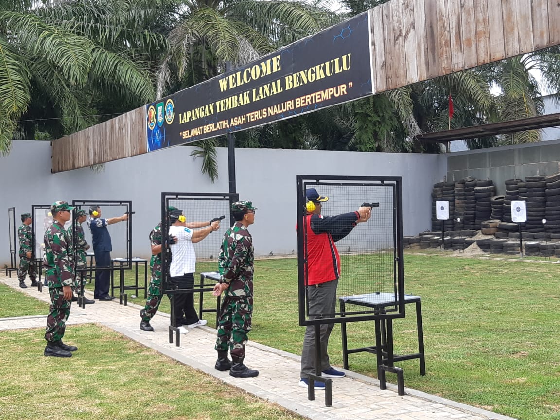 Pindah Tugas, Danlanal Bengkulu Gelar Latihan Menembak Eksekutif