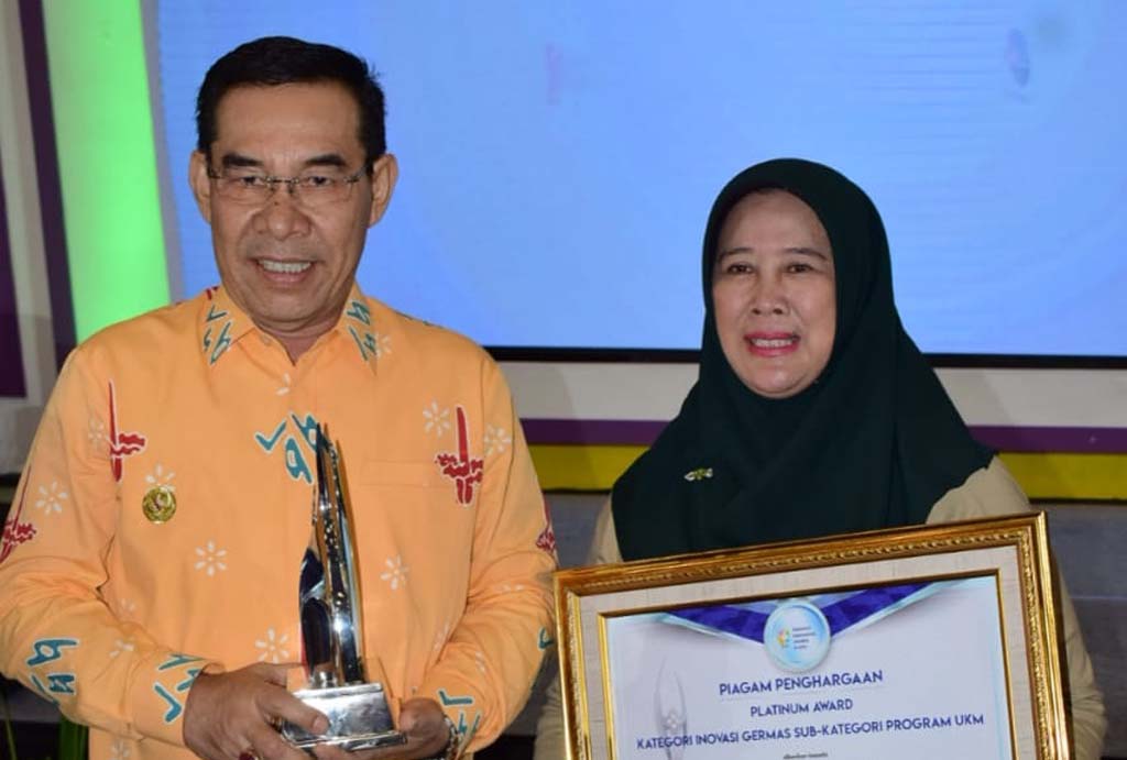 Bupati Hijazi Raih Penghargaan Platinum Award