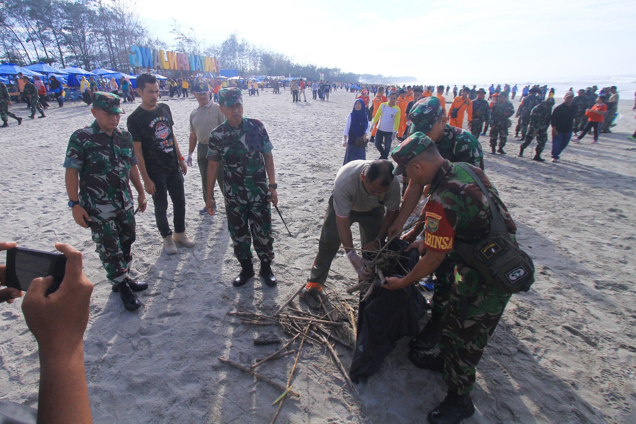 TNI AD Ajak Masyarakat Bersihkan Wisata Pantai Panjang 