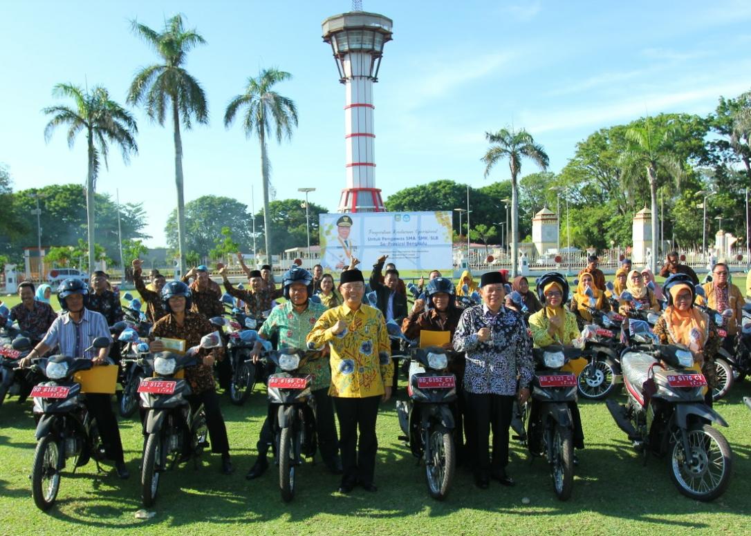 Rohidin Bagikan 79 Unit Motor Dinas untuk Pengawas Sekolah