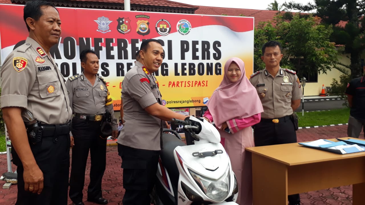 Polres Rejang Lebong Serahkan Motor Kepada Korban Begal