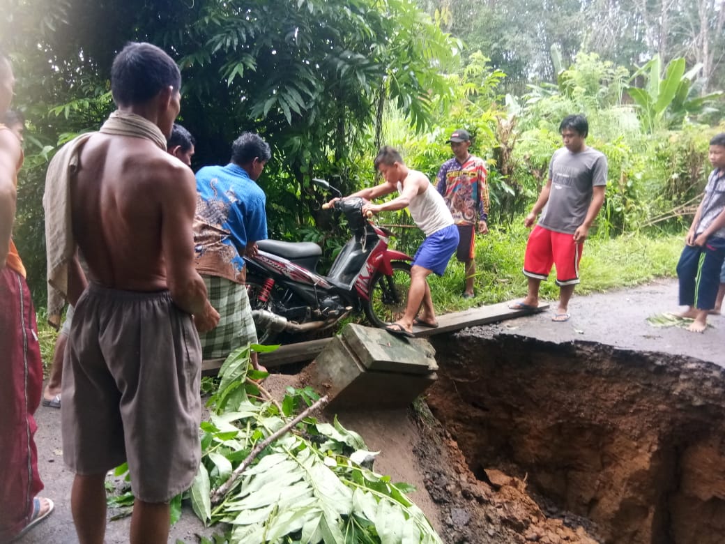 Jalan di Kabupaten Bengkulu Tengah Ambles