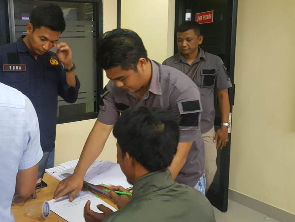 Buruh Bangunan Tusuk Tukang Potong Rambut