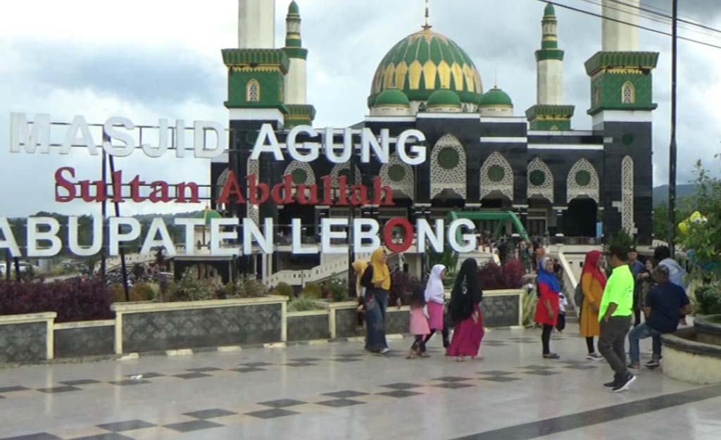 Masjid Agung dan Danau Picung Diserbu Wisatawan