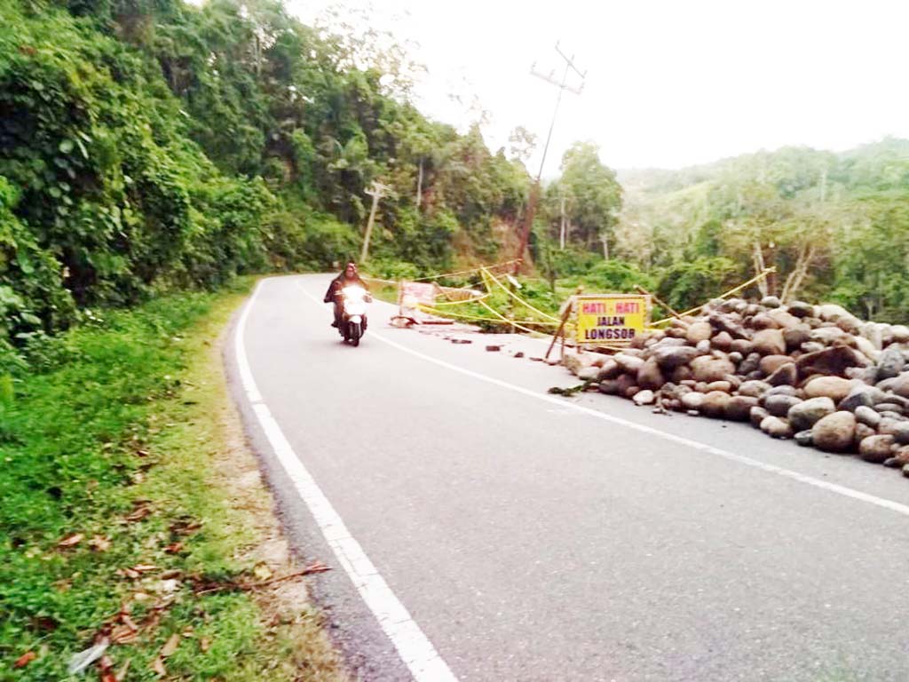 Jalan Amblas Intai Nyawa Pengendara